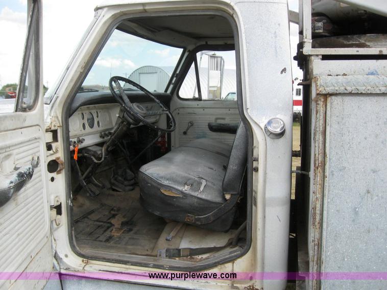 image for item 6131 1970 Ford 600 bucket truck