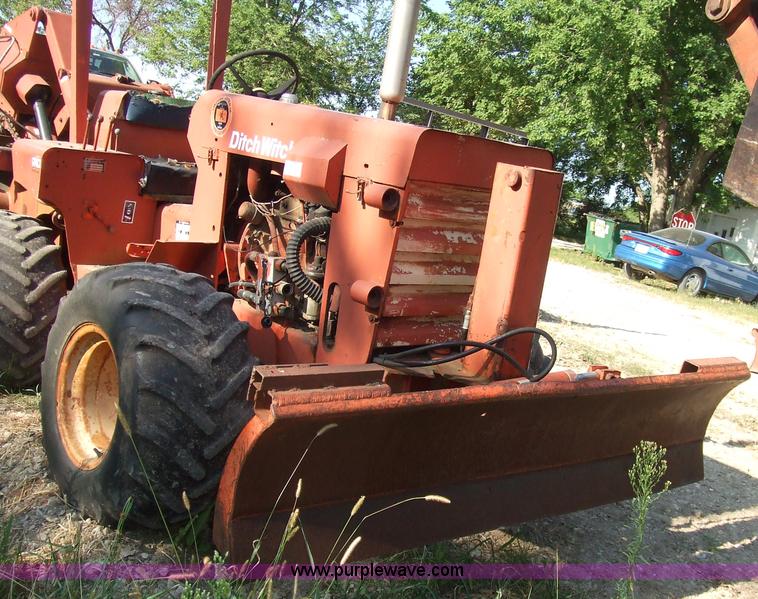 image for item 7122 1980 Ditch Witch R40 trencher