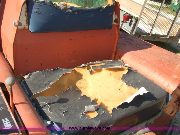 image for item 7122 1980 Ditch Witch R40 trencher