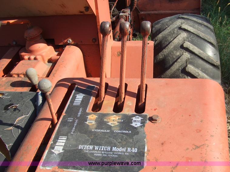 image for item 7122 1980 Ditch Witch R40 trencher