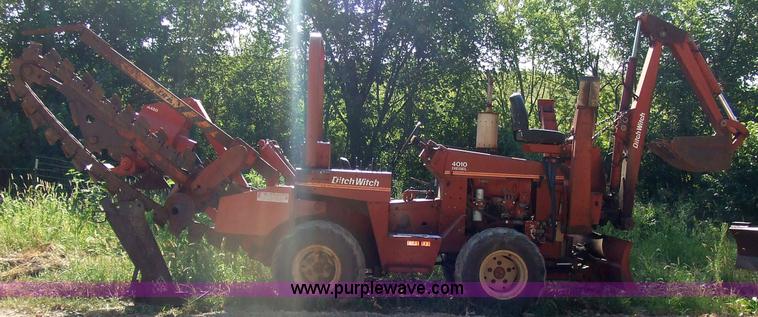 image for item 7123 1983 Ditch Witch 4010 trencher with backhoe