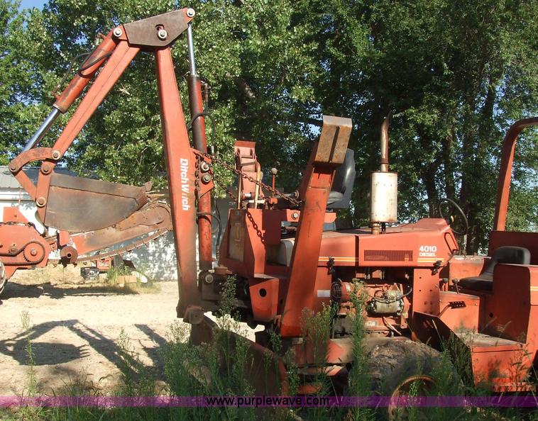 image for item 7123 1983 Ditch Witch 4010 trencher with backhoe
