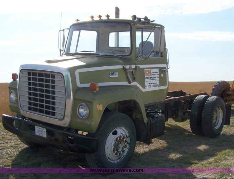 image for item 8259 1971 Ford F8000 truck