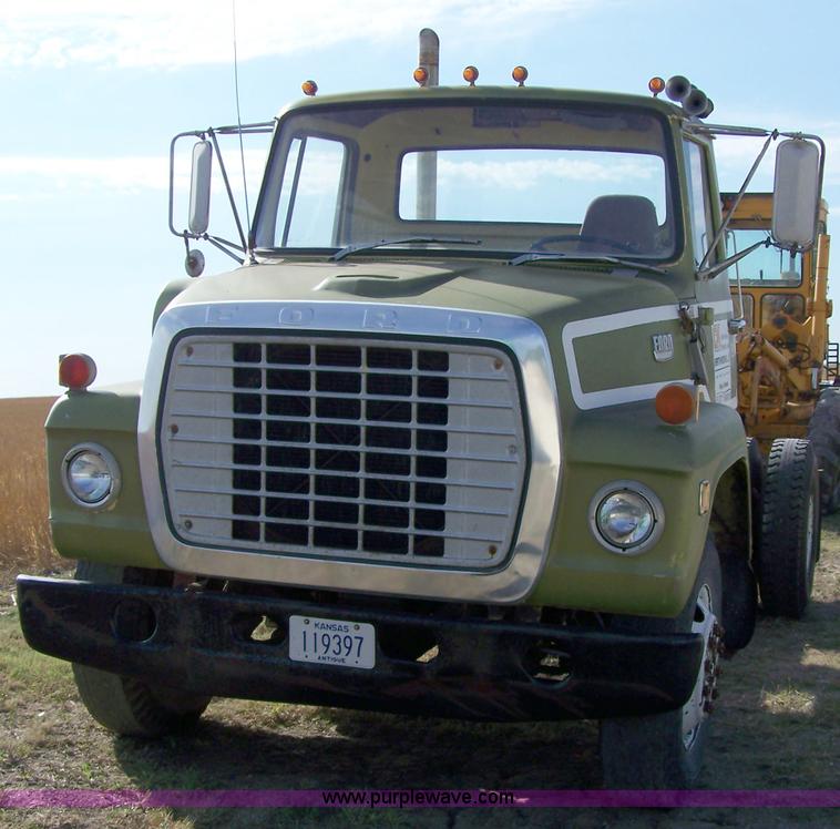 image for item 8259 1971 Ford F8000 truck