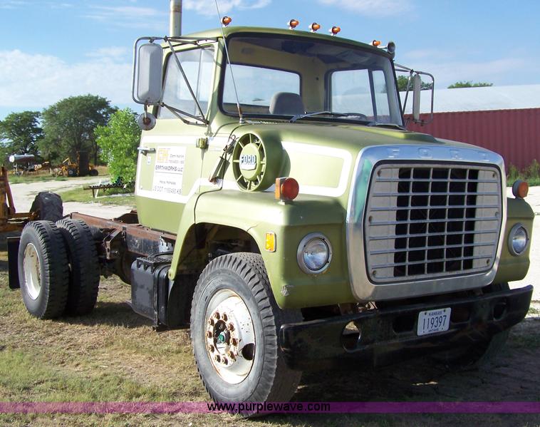 image for item 8259 1971 Ford F8000 truck