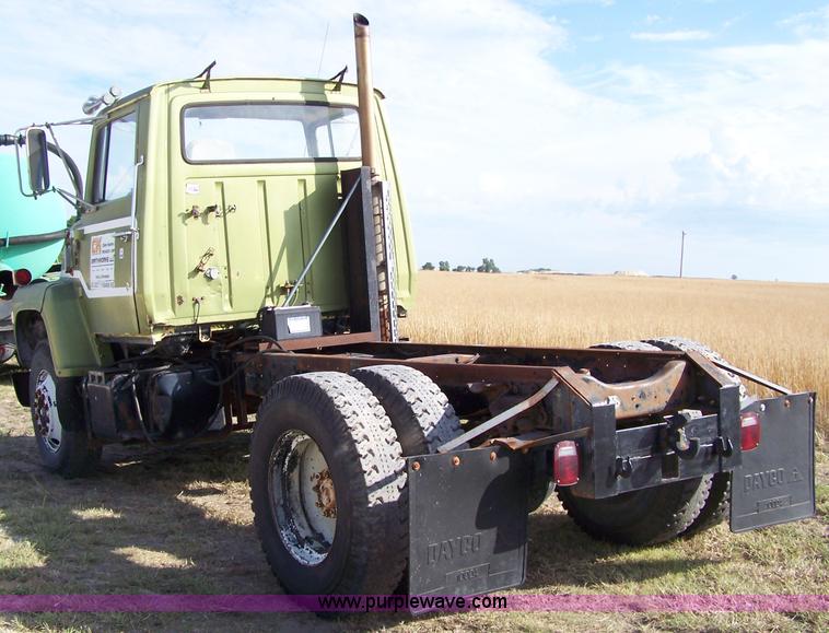 image for item 8259 1971 Ford F8000 truck