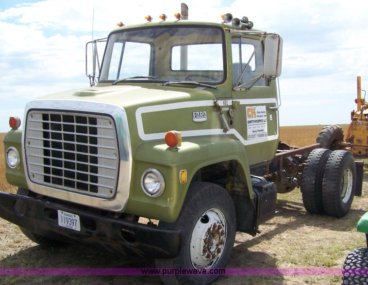 image for item 8259 1971 Ford F8000 truck