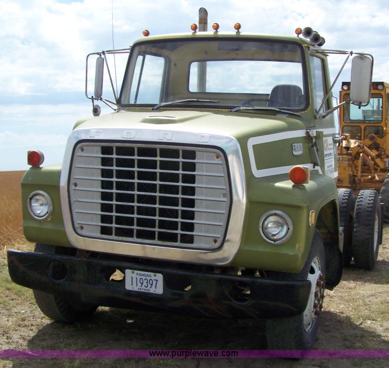 image for item 8259 1971 Ford F8000 truck