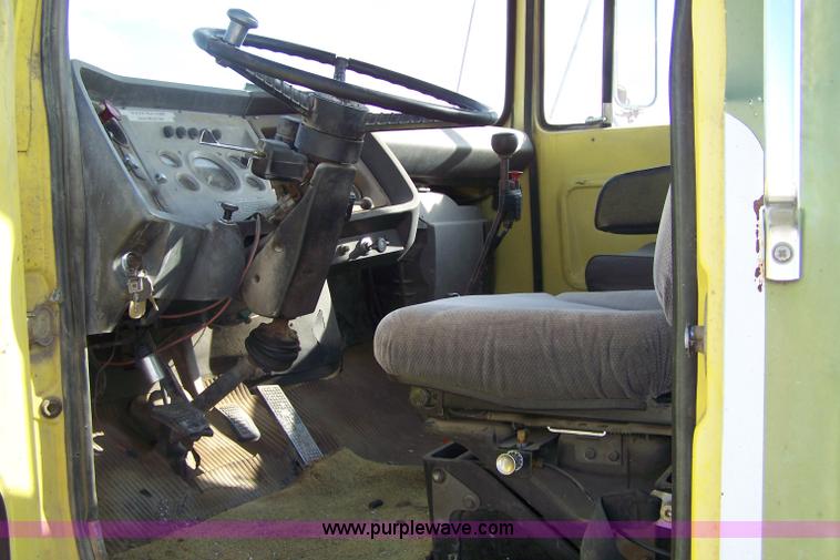 image for item 8259 1971 Ford F8000 truck