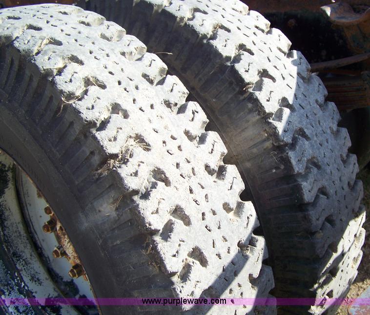 image for item 8259 1971 Ford F8000 truck