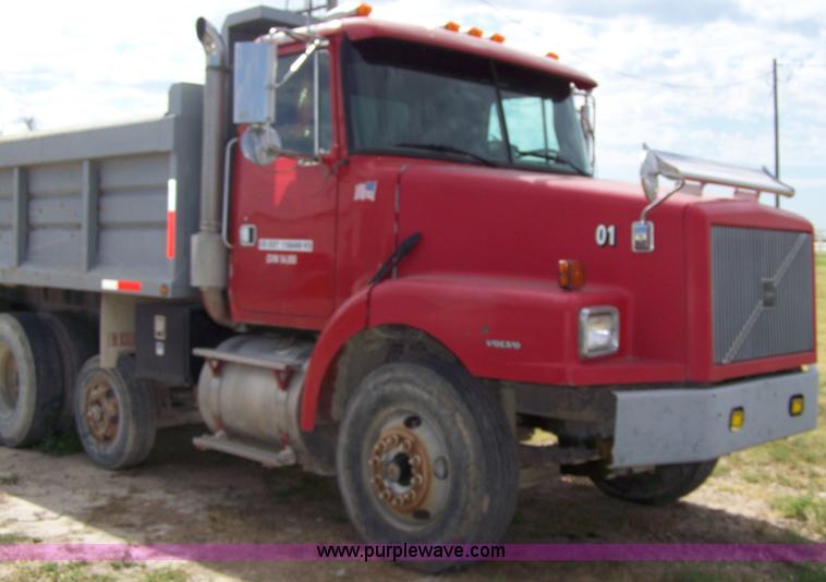 image for item 8260 1995 Volvo Conventional WG dump truck