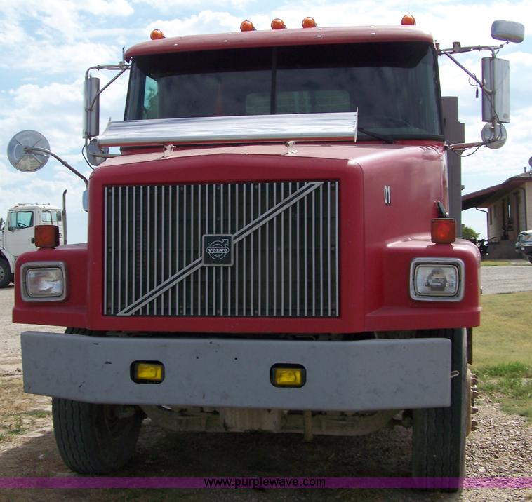 image for item 8260 1995 Volvo Conventional WG dump truck