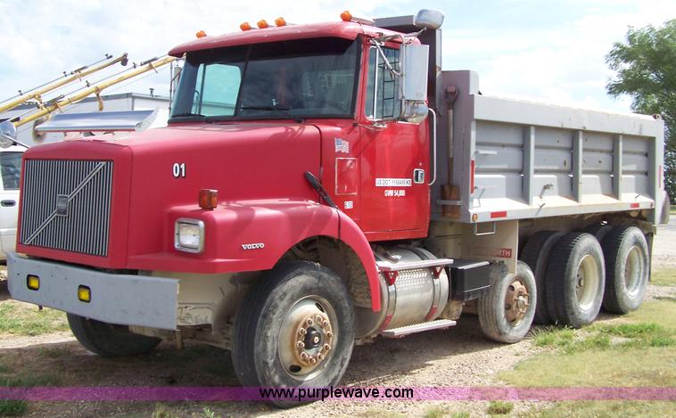 image for item 8260 1995 Volvo Conventional WG dump truck