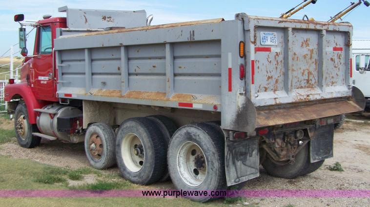 image for item 8260 1995 Volvo Conventional WG dump truck