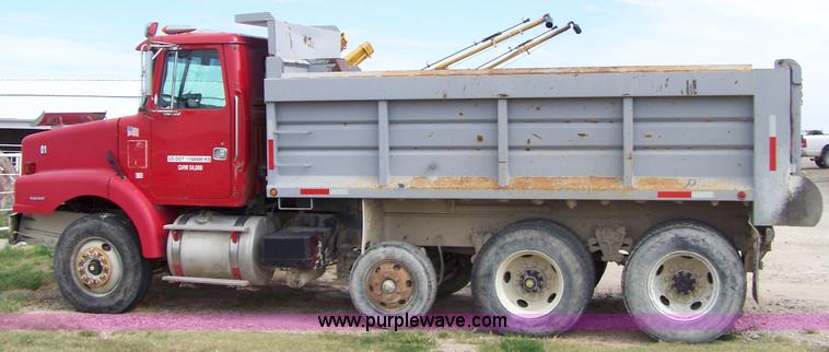 image for item 8260 1995 Volvo Conventional WG dump truck