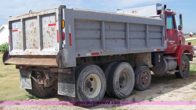 image for item 8260 1995 Volvo Conventional WG dump truck
