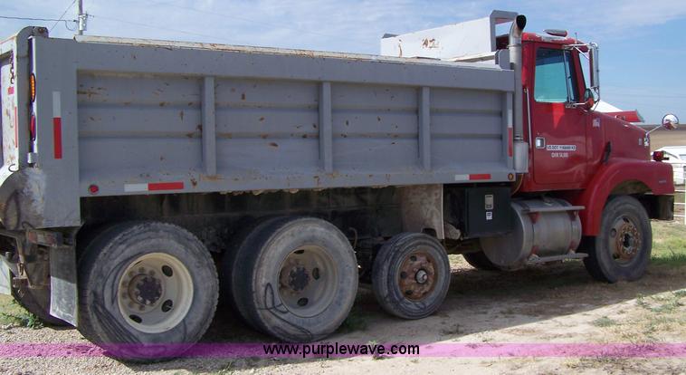 image for item 8260 1995 Volvo Conventional WG dump truck