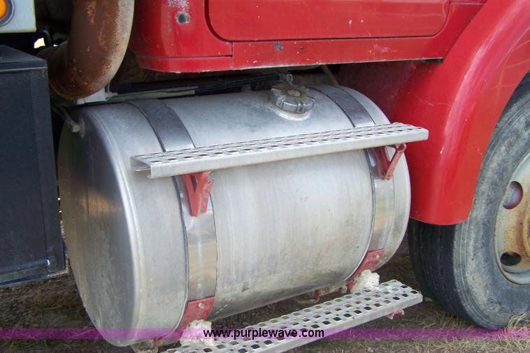 image for item 8260 1995 Volvo Conventional WG dump truck