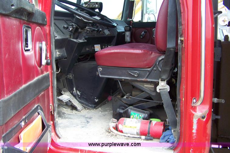 image for item 8260 1995 Volvo Conventional WG dump truck