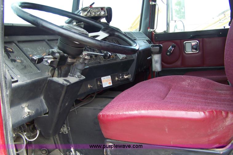 image for item 8260 1995 Volvo Conventional WG dump truck