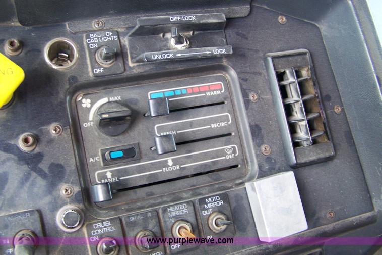 image for item 8260 1995 Volvo Conventional WG dump truck