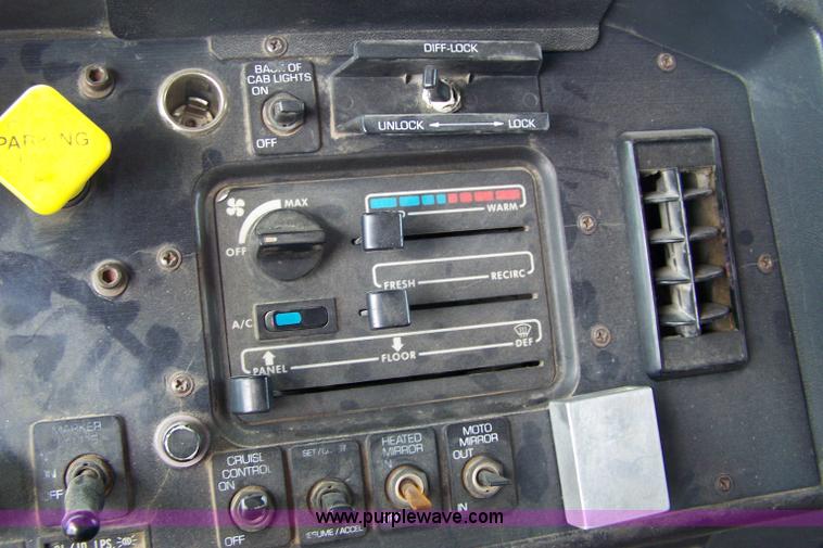 image for item 8260 1995 Volvo Conventional WG dump truck