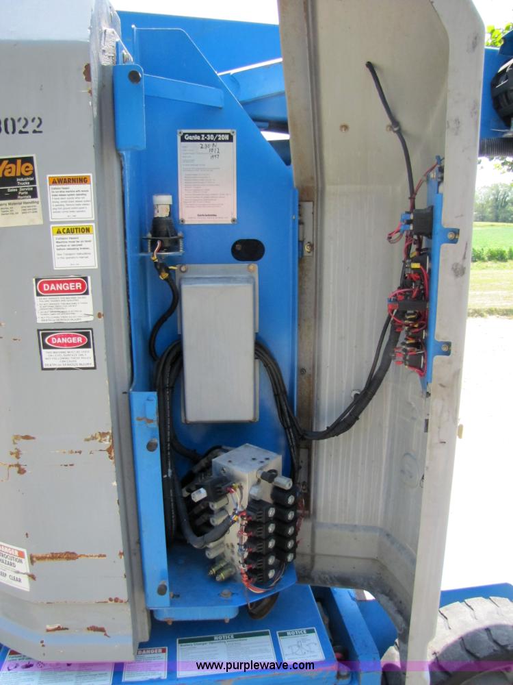 image for item 9007 1997 Genie Z-30/20 boom lift