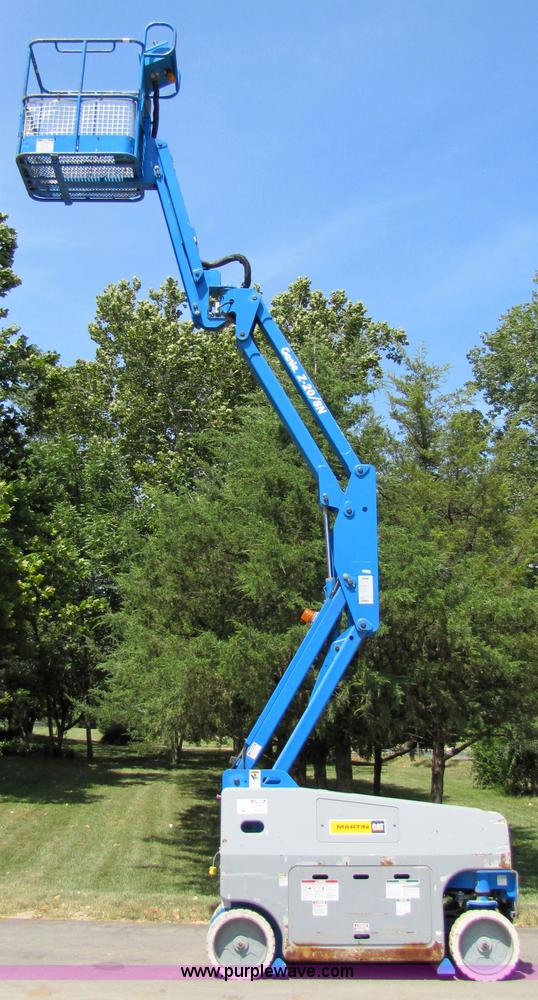 image for item 9009 2001 Genie Z-20/8N boom lift