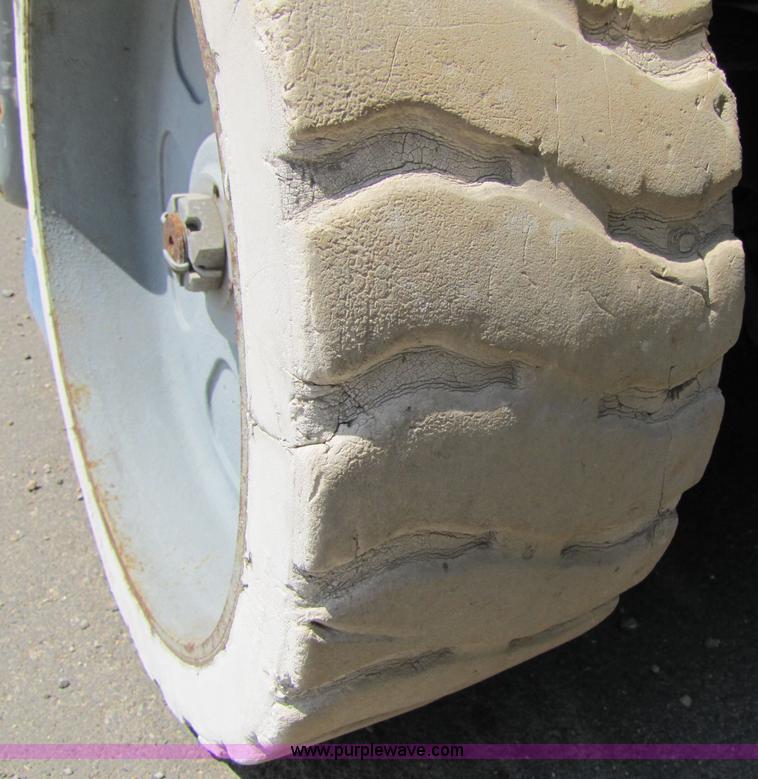 image for item 9009 2001 Genie Z-20/8N boom lift