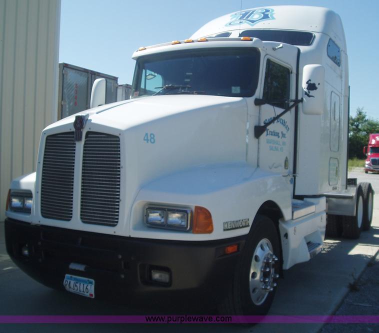 image for item 2592 2003 Kenworth Construct T600 semi truck