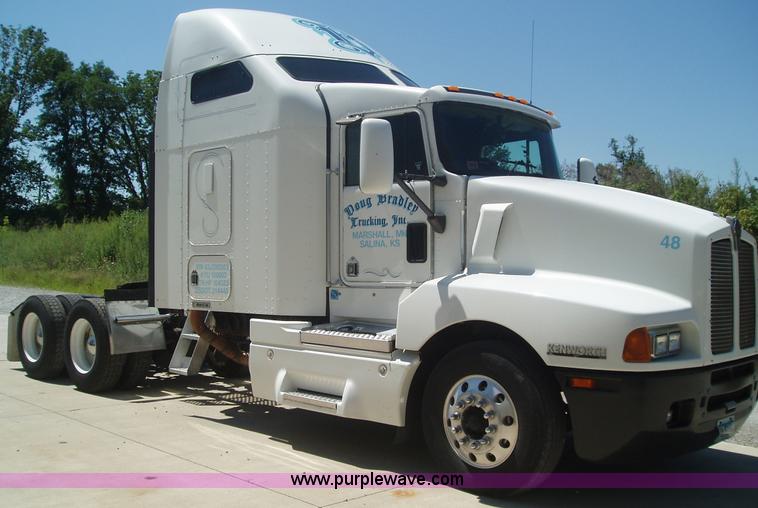 image for item 2592 2003 Kenworth Construct T600 semi truck