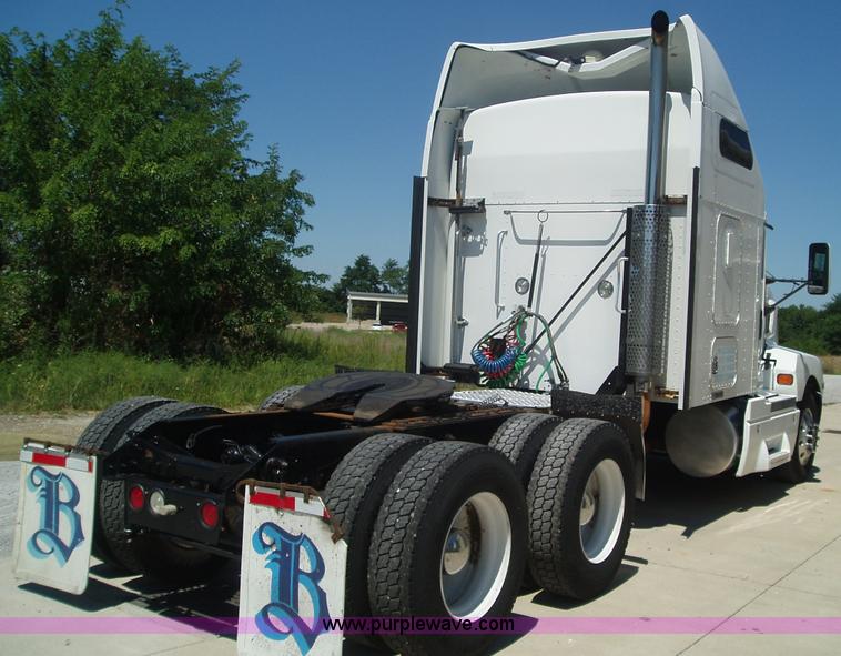 image for item 2592 2003 Kenworth Construct T600 semi truck