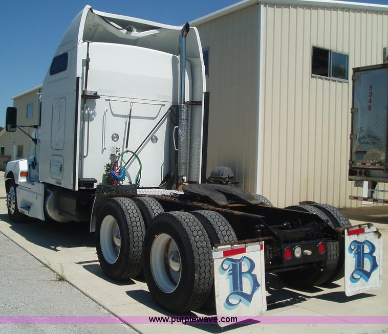 image for item 2592 2003 Kenworth Construct T600 semi truck