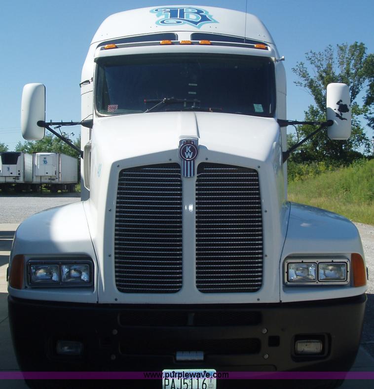 image for item 2592 2003 Kenworth Construct T600 semi truck