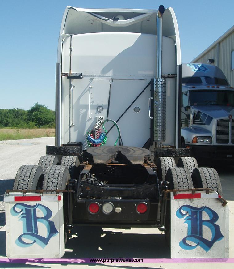 image for item 2592 2003 Kenworth Construct T600 semi truck