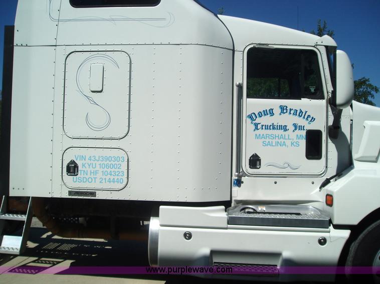 image for item 2592 2003 Kenworth Construct T600 semi truck