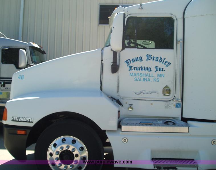 image for item 2592 2003 Kenworth Construct T600 semi truck