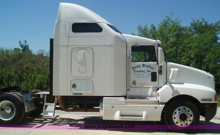 image for item 2592 2003 Kenworth Construct T600 semi truck