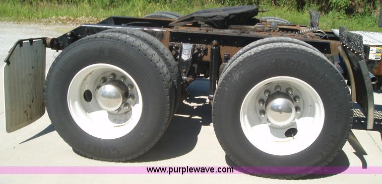 image for item 2592 2003 Kenworth Construct T600 semi truck