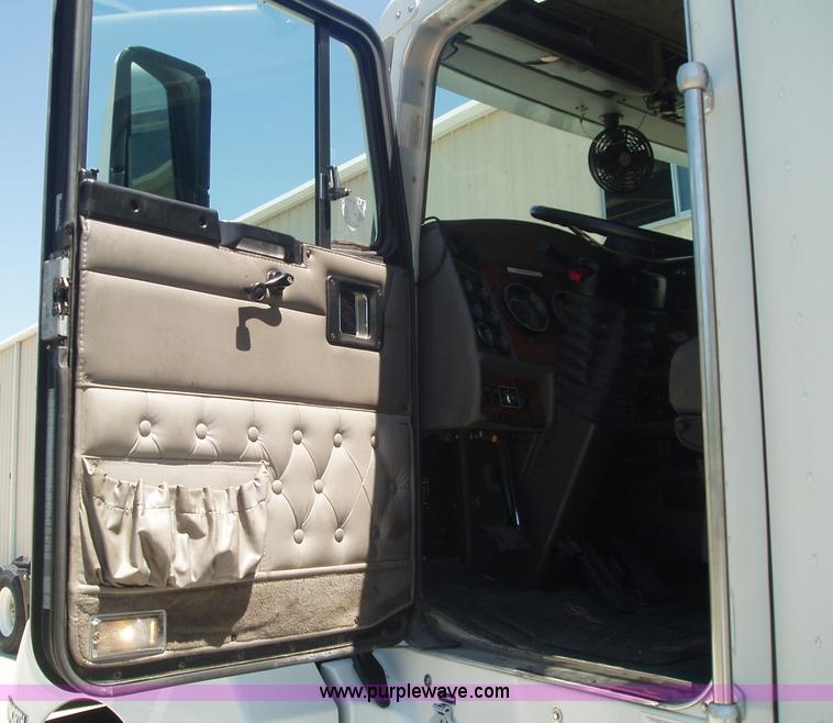 image for item 2592 2003 Kenworth Construct T600 semi truck