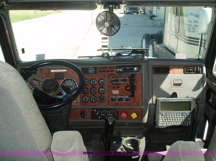 image for item 2592 2003 Kenworth Construct T600 semi truck