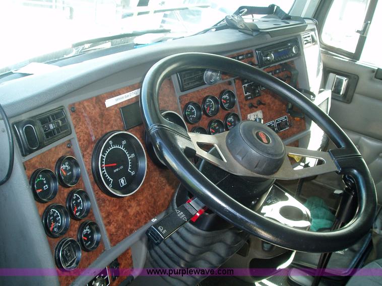 image for item 2592 2003 Kenworth Construct T600 semi truck