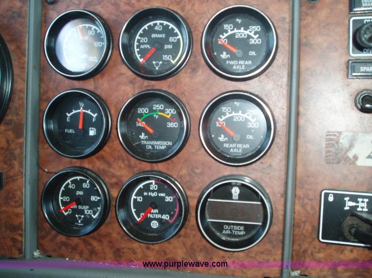 image for item 2592 2003 Kenworth Construct T600 semi truck