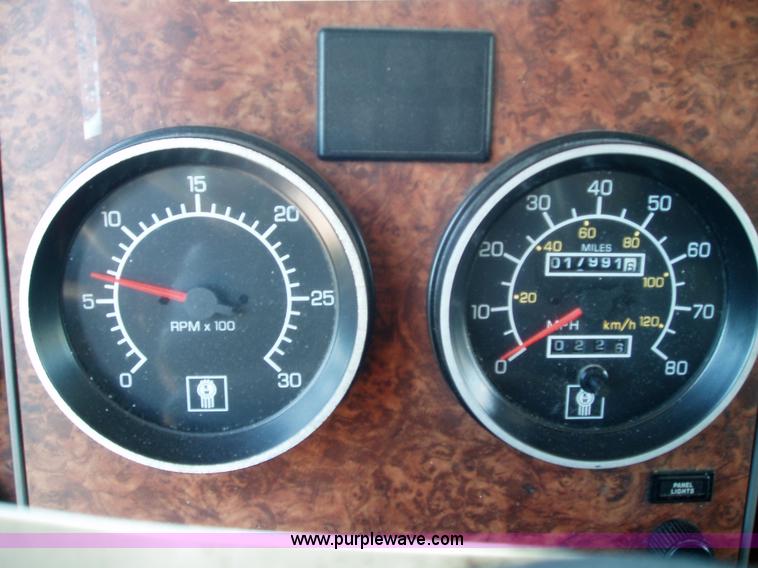 image for item 2592 2003 Kenworth Construct T600 semi truck