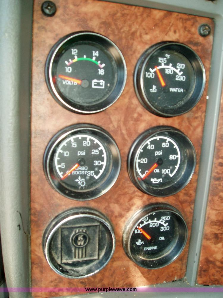 image for item 2592 2003 Kenworth Construct T600 semi truck