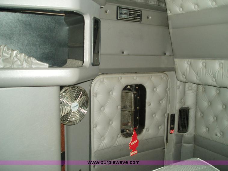 image for item 2592 2003 Kenworth Construct T600 semi truck