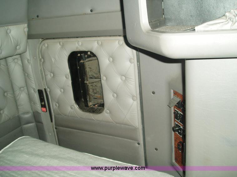 image for item 2592 2003 Kenworth Construct T600 semi truck