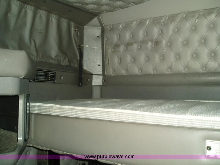 image for item 2592 2003 Kenworth Construct T600 semi truck