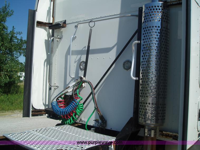 image for item 2592 2003 Kenworth Construct T600 semi truck