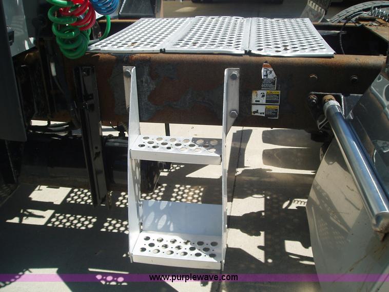 image for item 2592 2003 Kenworth Construct T600 semi truck